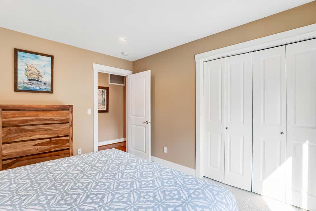 Dog friendly beach home ideal for entertaining with 2 fireplaces and great kitchen