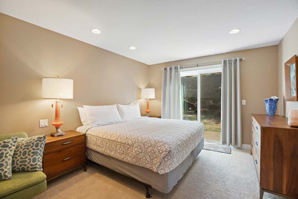 Dog friendly beach home ideal for entertaining with 2 fireplaces and great kitchen