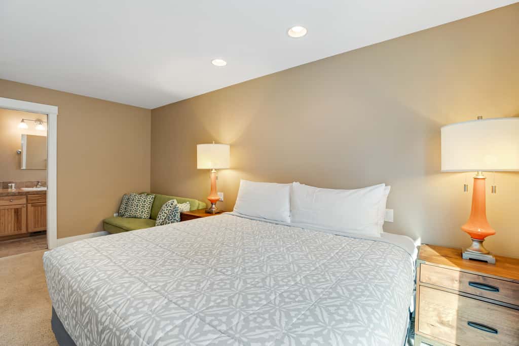Dog friendly beach home ideal for entertaining with 2 fireplaces and great kitchen