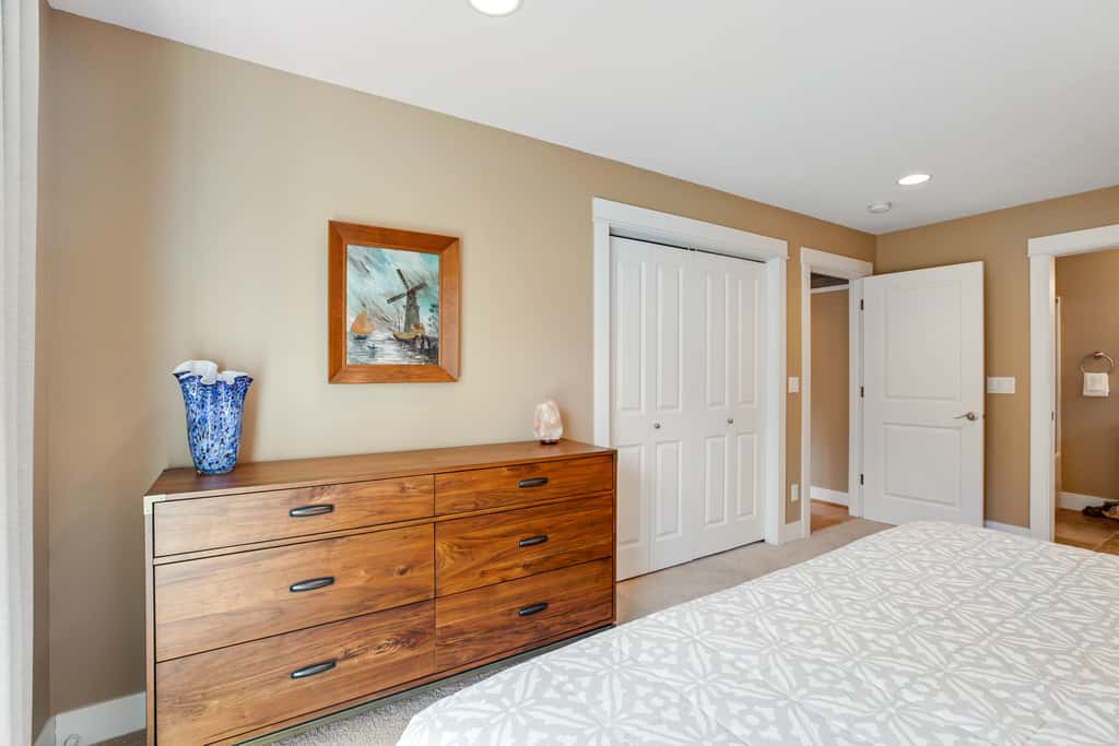 Dog friendly beach home ideal for entertaining with 2 fireplaces and great kitchen