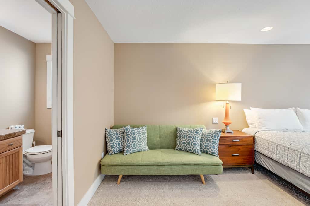 Dog friendly beach home ideal for entertaining with 2 fireplaces and great kitchen