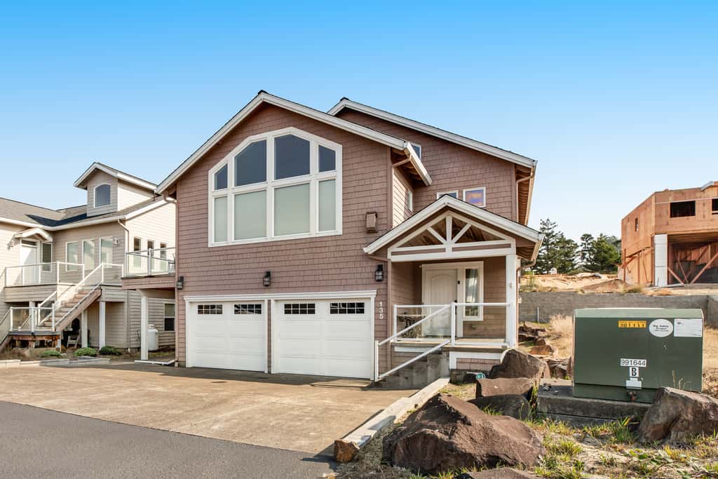 Dog friendly beach home ideal for entertaining with 2 fireplaces and great kitchen