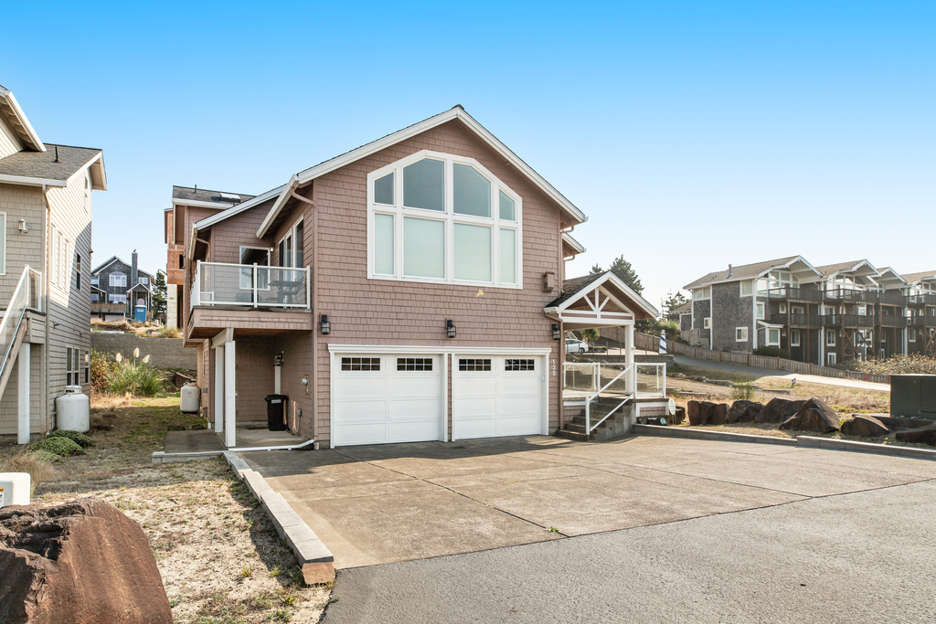 Dog friendly beach home ideal for entertaining with 2 fireplaces and great kitchen