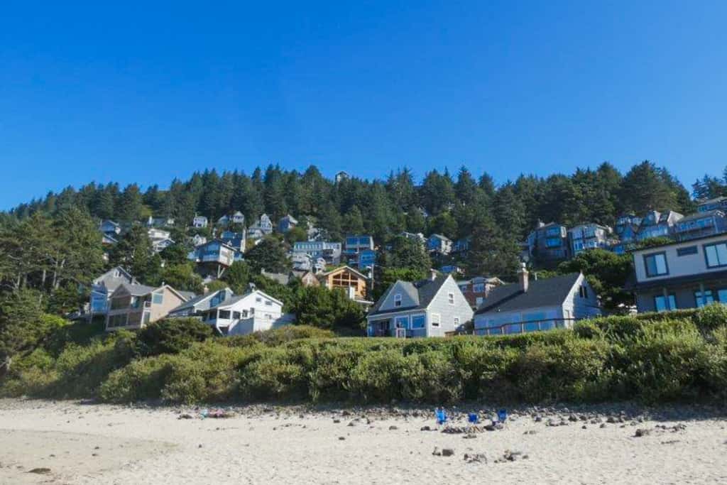 Dog friendly beach home ideal for entertaining with 2 fireplaces and great kitchen