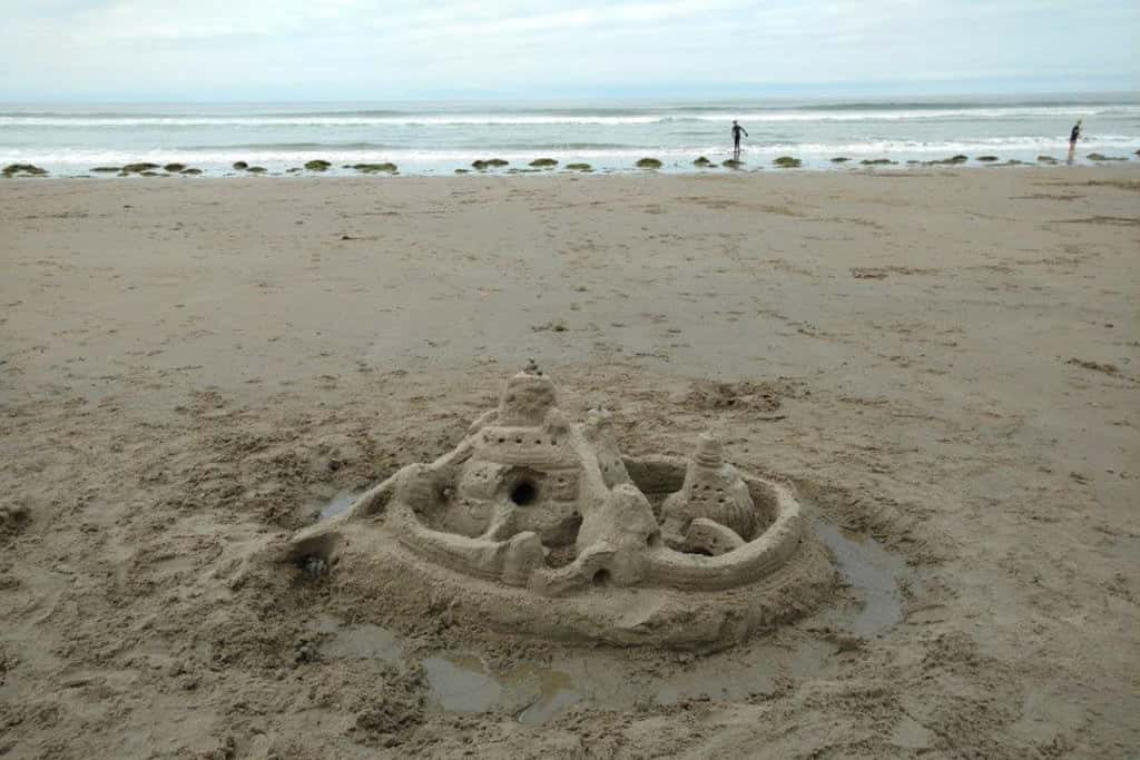 Dog friendly beach home ideal for entertaining with 2 fireplaces and great kitchen