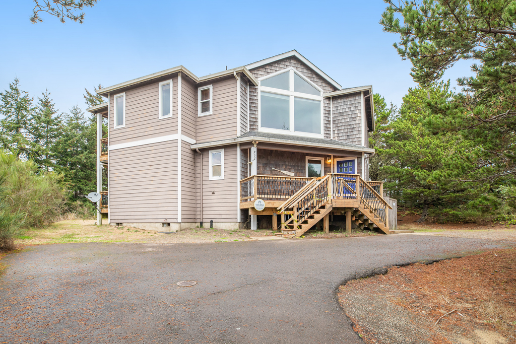 Spacious Oceanside Home with Private Hot Tub and Pacific Views Dog Friendly