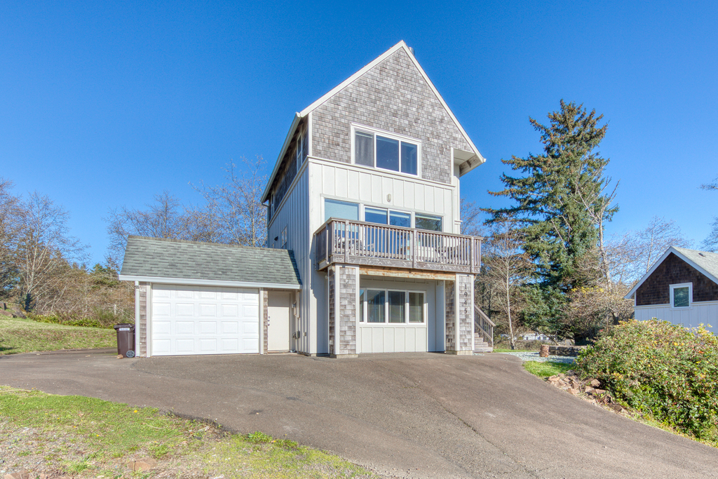 Spacious Homey Dog Friendly House with Fireplace and Beach and Ocean Views
