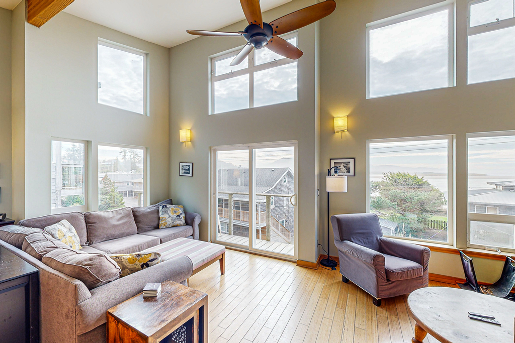 Luxurious Dog Friendly Home with Ocean Views Beach Access and Free WiFi