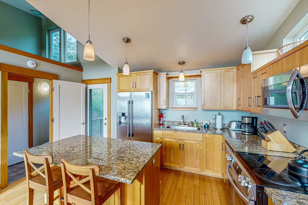 Luxurious Dog Friendly Home with Ocean Views Beach Access and Free WiFi