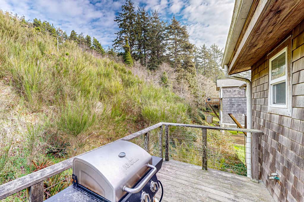 Luxurious Dog Friendly Home with Ocean Views Beach Access and Free WiFi