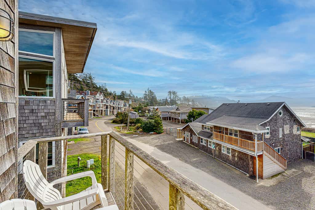 Luxurious Dog Friendly Home with Ocean Views Beach Access and Free WiFi