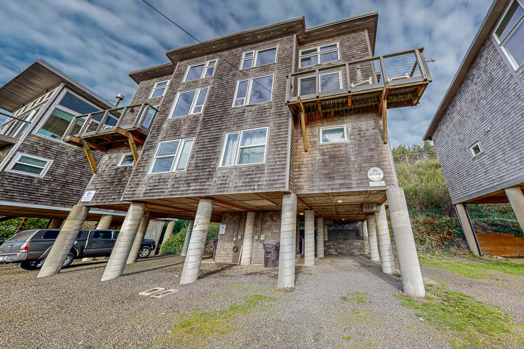 Luxurious Dog Friendly Home with Ocean Views Beach Access and Free WiFi