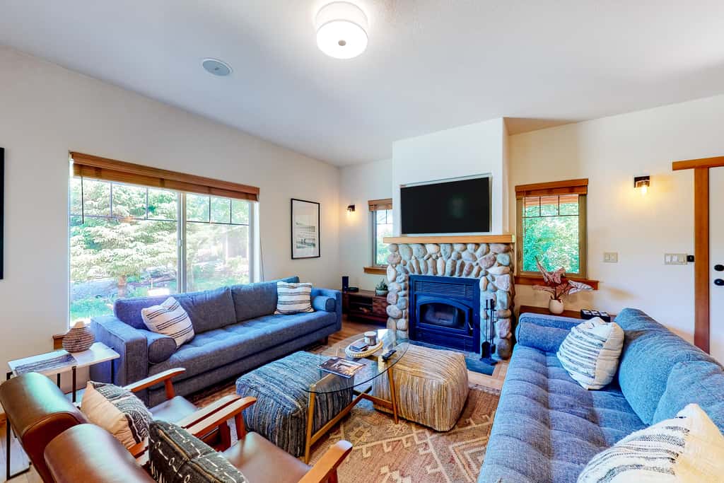 Friendly Home with Private Hot Tub High Speed WiFi and Wood Burning Fireplace