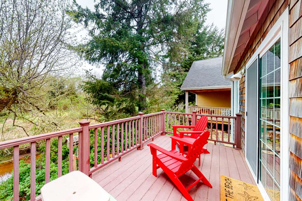 Creekside Home 5 Blocks from the Beach with Fireplace Deck Firepit Fast WiFi