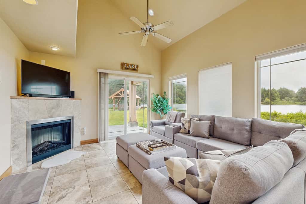 Lakefront end townhouse with kayaks and fishing dock walk to beach dogs welcome