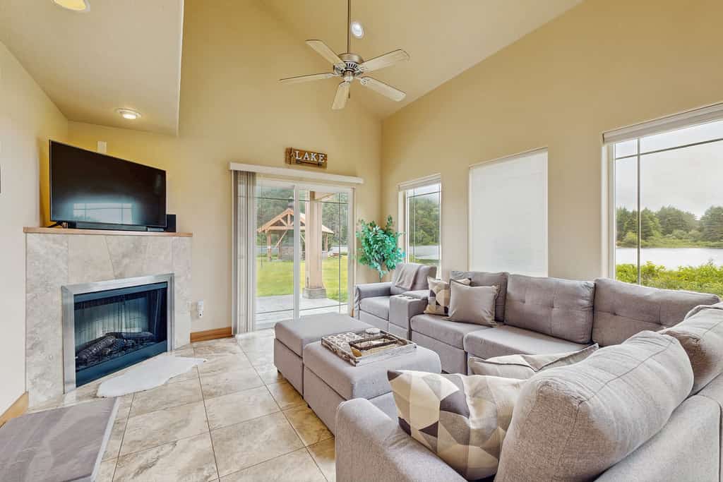 Lakefront end townhouse with kayaks and fishing dock walk to beach dogs welcome