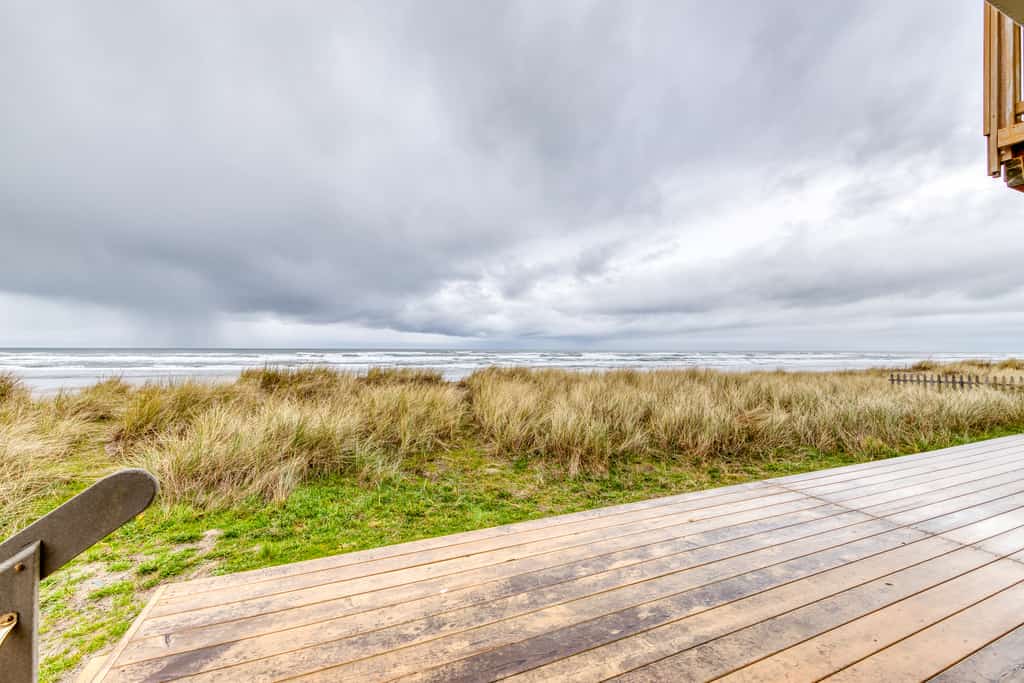 Oceanfront house with amazing views and short walk to downtown dogs welcome