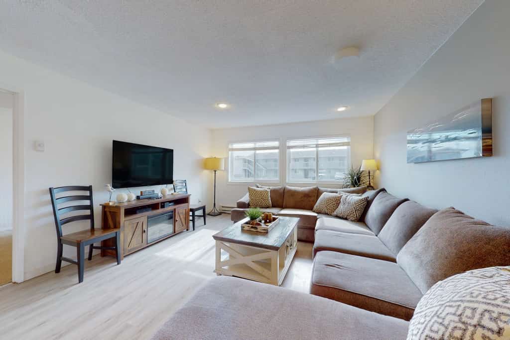 Dog friendly beach house with two full kitchens a private hot tub and Ping Pong
