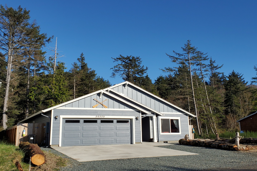 Newly built dog friendly house near the beach with private grill and patio