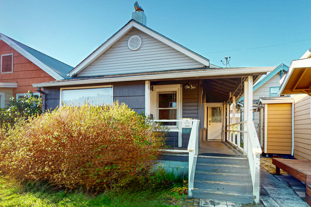 Charming Cottage with Central Location Mountain Views and Beach Access Across Street