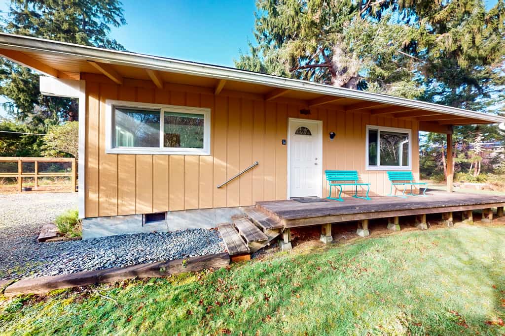 Cozy home in peaceful neighborhood near park beach shops and restaurants