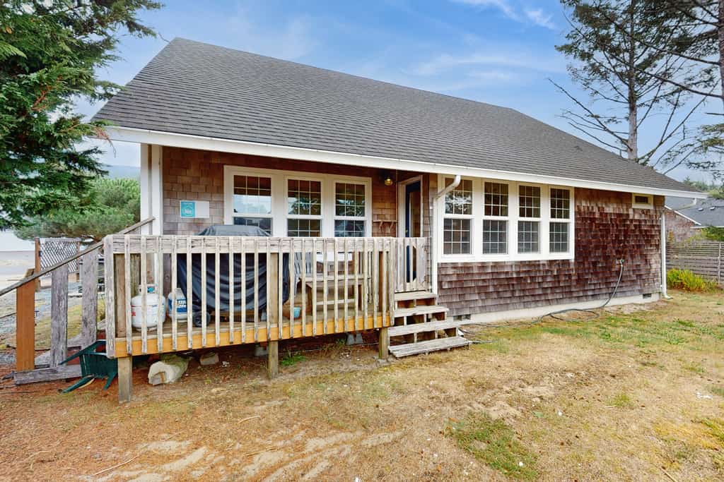 Sunny Beach House with Private Hot Tub Firepit and Tons of Space Dogs OK
