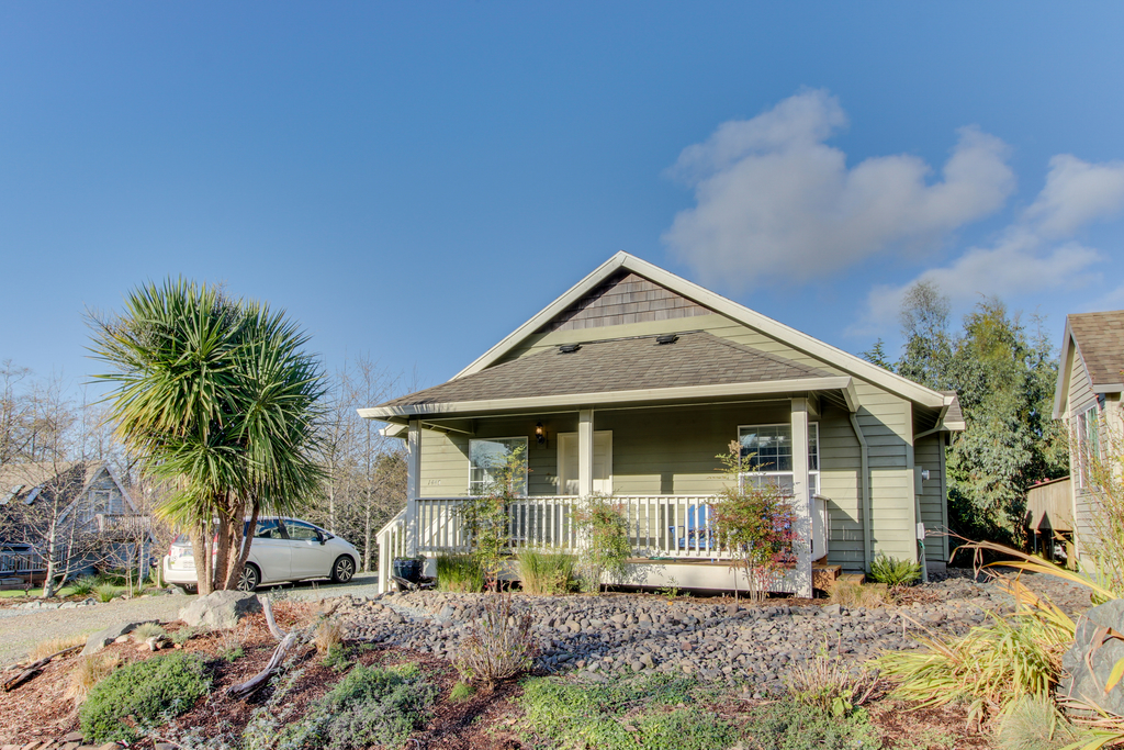 Dog Friendly Home Just a Half Mile Walk to the Beach and Heart of Town