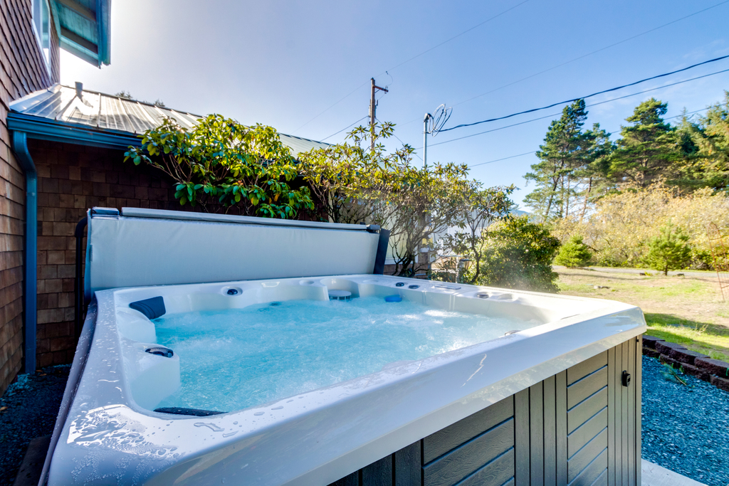 Dog Friendly Home with Private Hot Tub and Game Room Near the Beach and Nedonna Lake