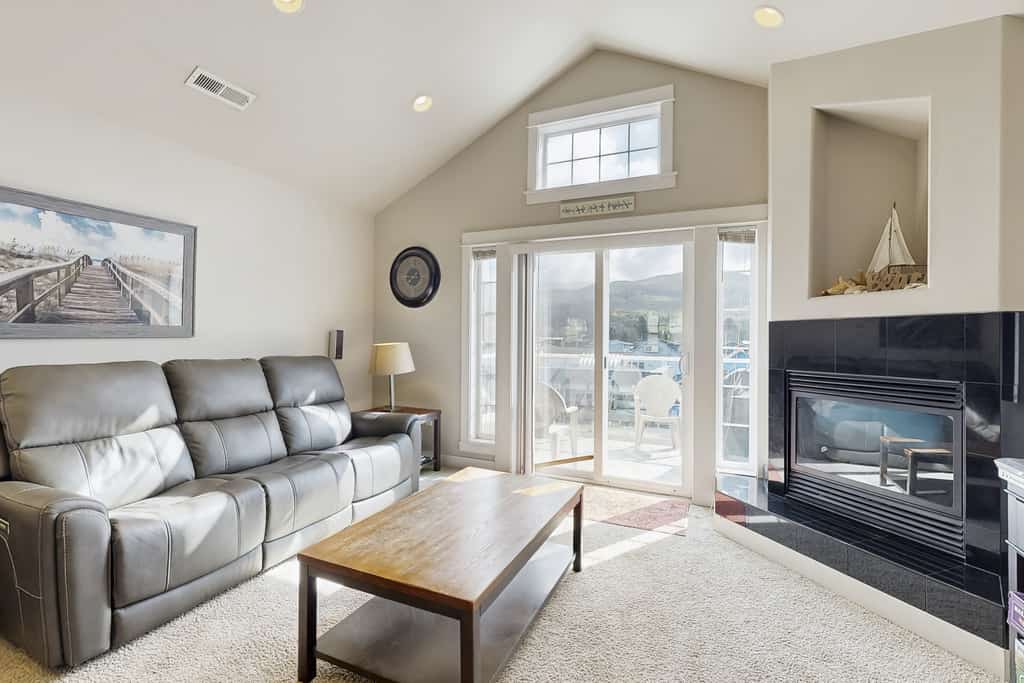 Dog friendly beach condo in a great location for exploring Rockaway Beach