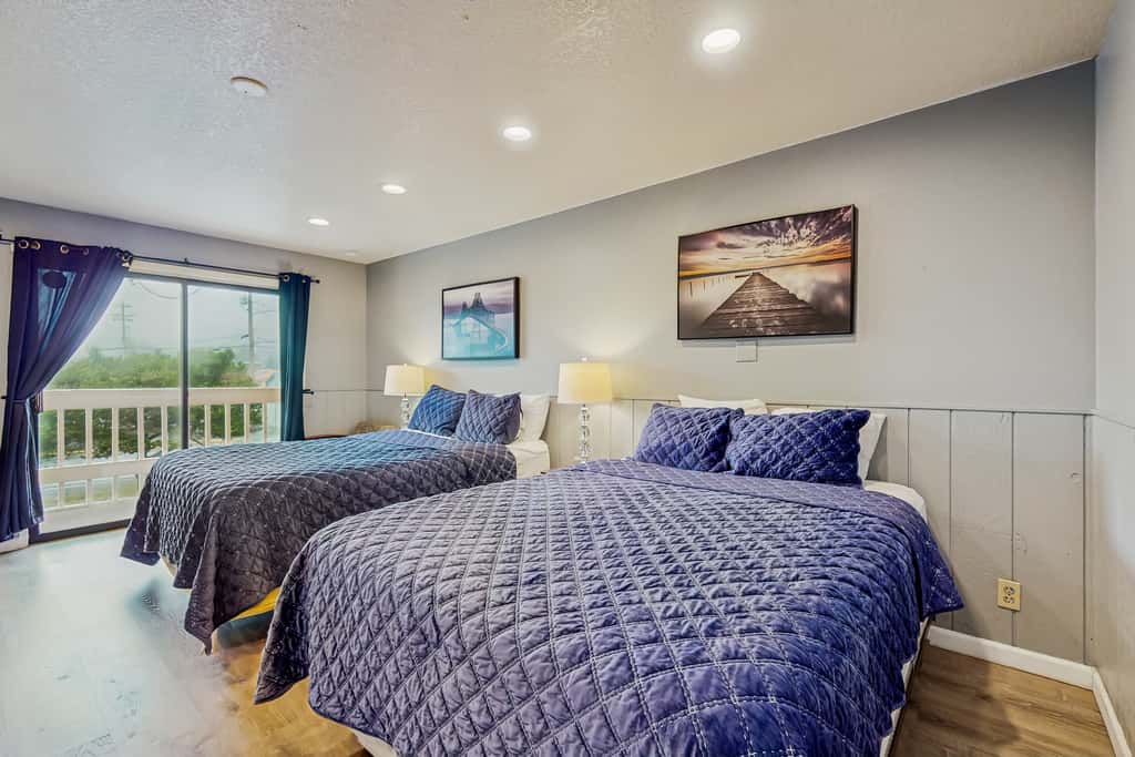 Bright Room Near the Beach and Downtown Dogs OK