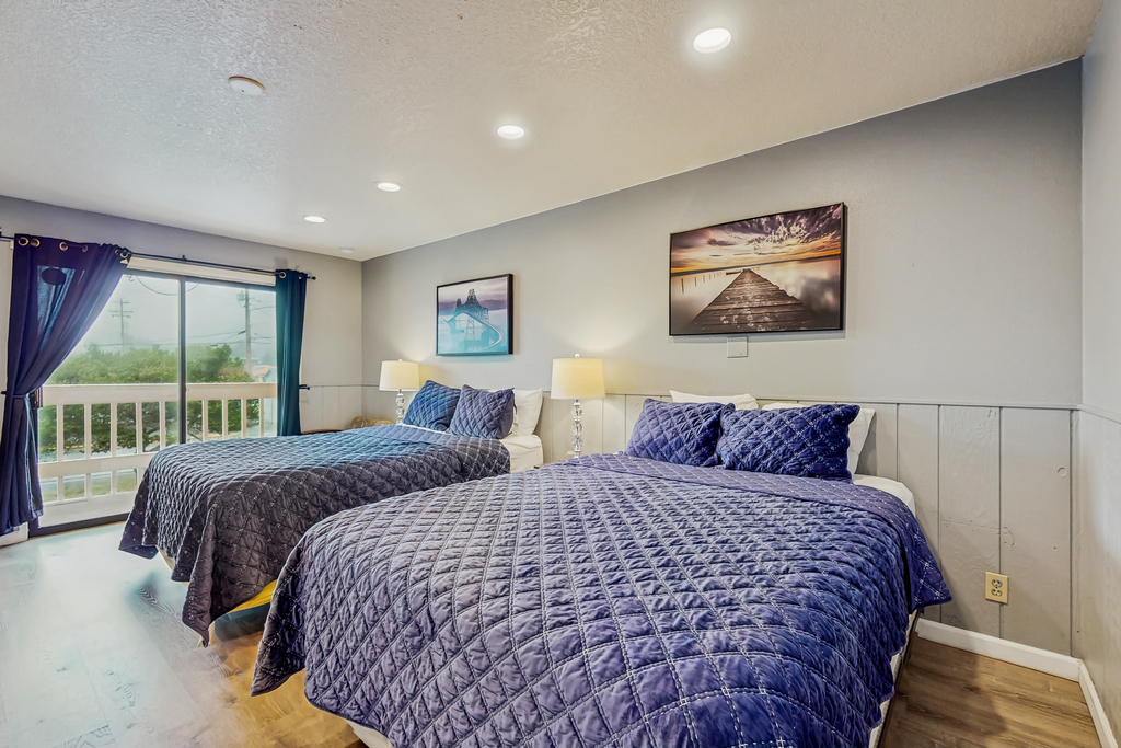 Bright Room Near the Beach and Downtown Dogs OK