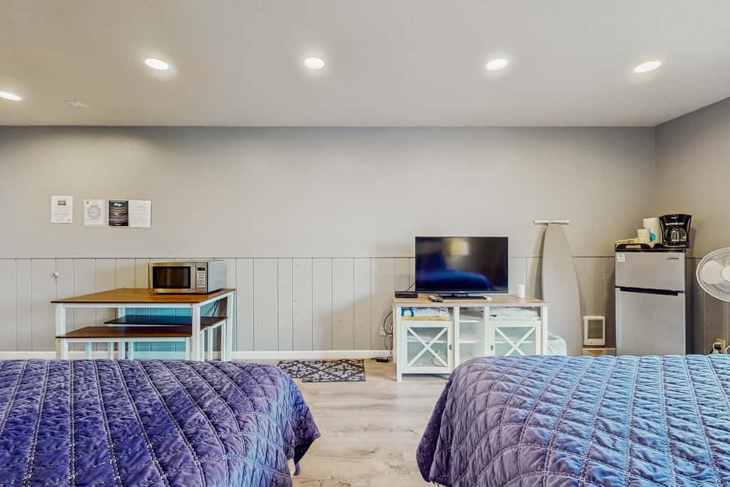 Bright Room Near the Beach and Downtown Dogs OK