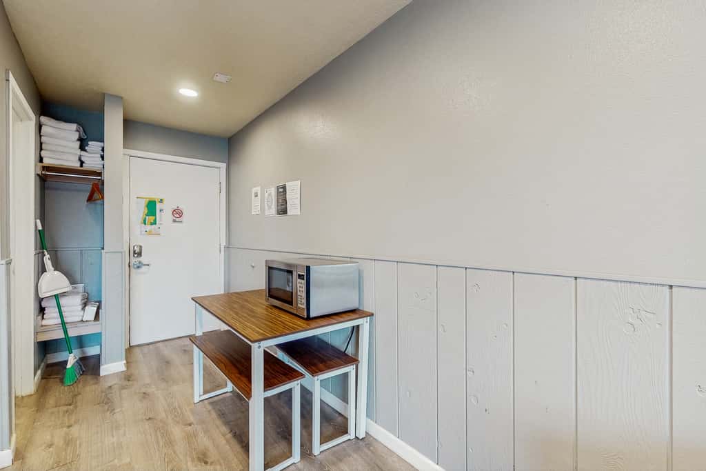 Bright Room Near the Beach and Downtown Dogs OK