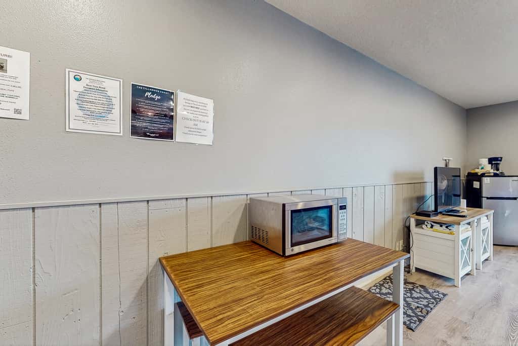 Bright Room Near the Beach and Downtown Dogs OK