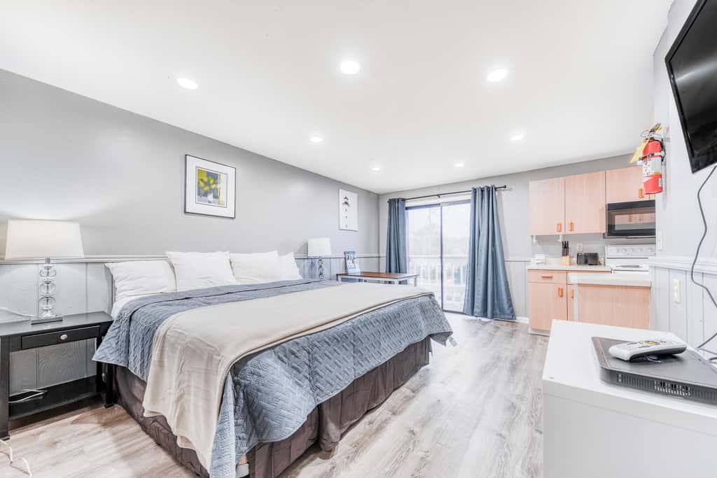 Dog Friendly Room with Kitchen Located Near the Beach and Downtown