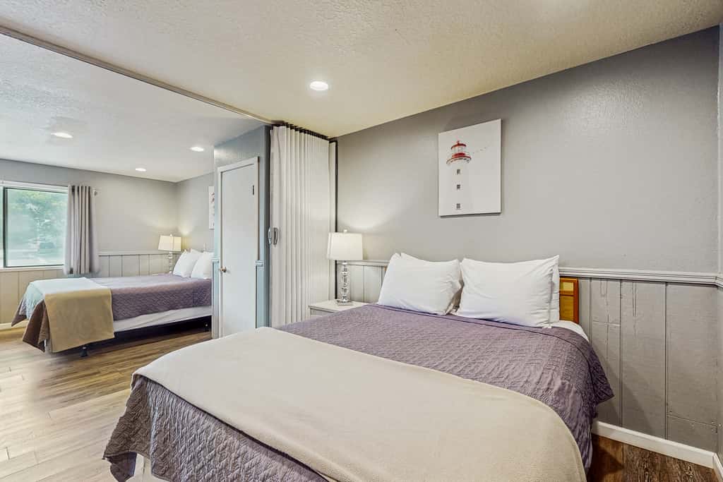 Charming Dog Friendly Room with Kitchenette Near the Beach and Downtown