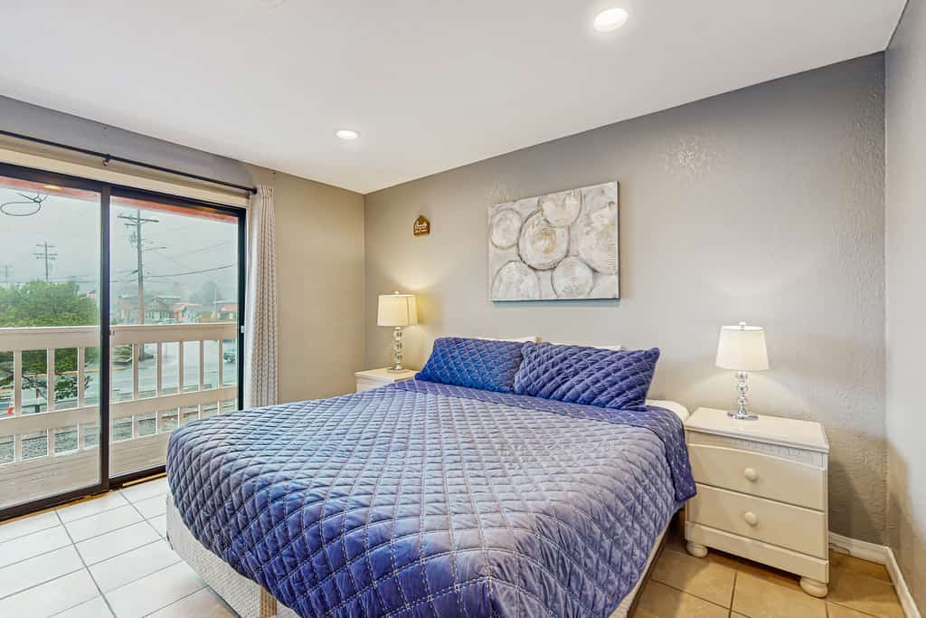 Dog Friendly Room Located Near the Beach and Downtown