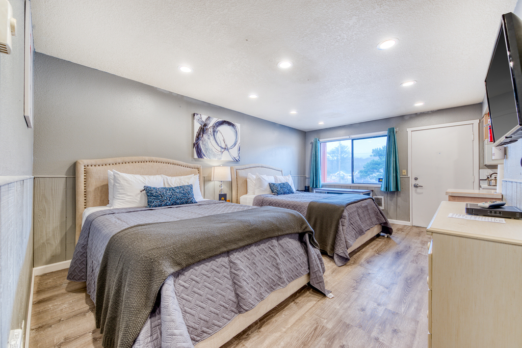 Dog Friendly Room with Full Kitchen Walk to the Beach and Downtown