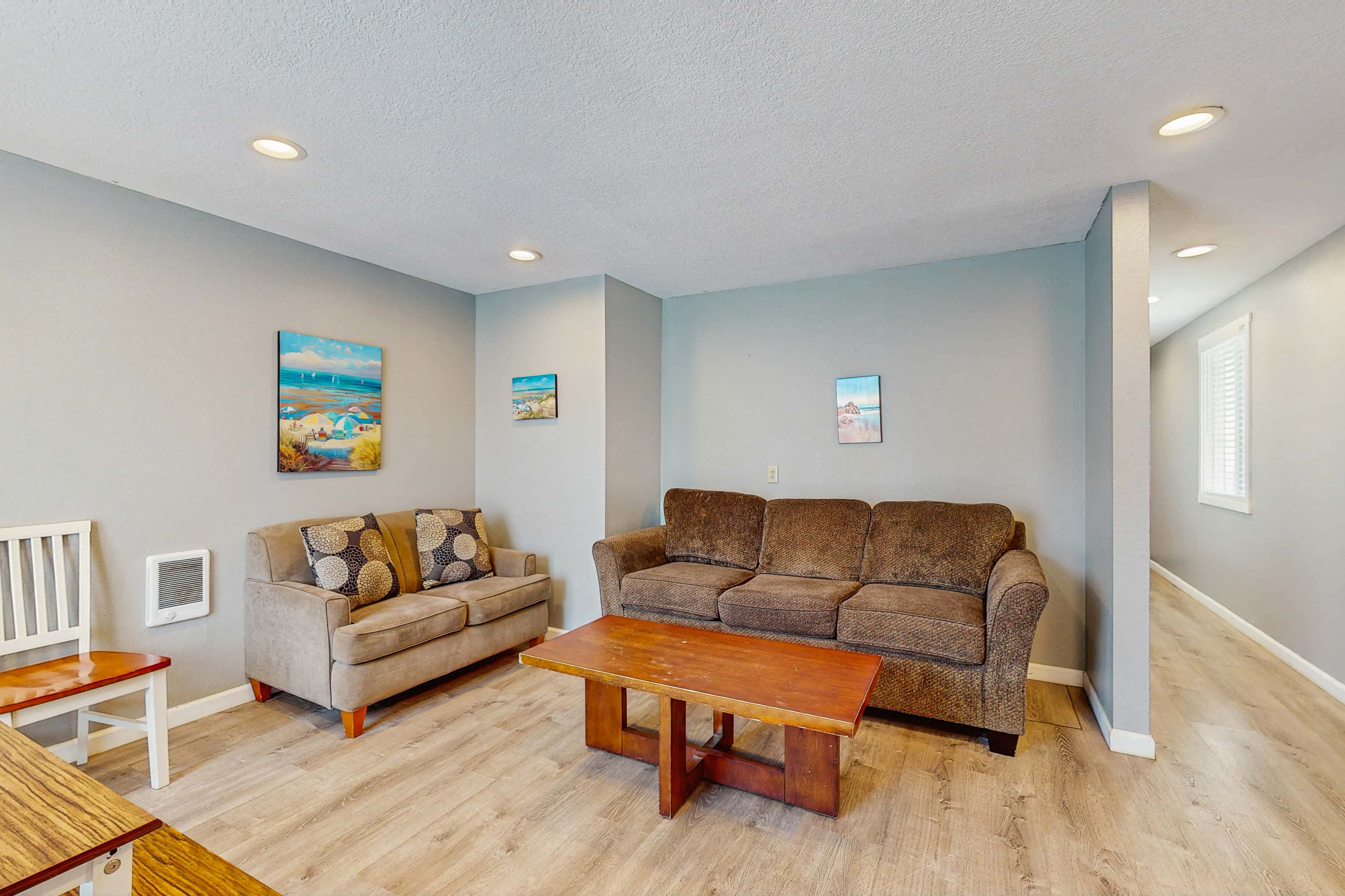 Dog Friendly Room with Kitchen Located Near the Beach and Downtown