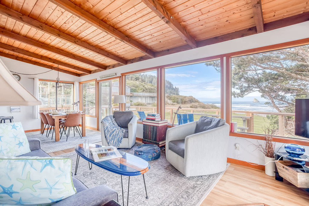 Oceanfront cottage with hot tub beach access fireplace and WiFi Dog friendly
