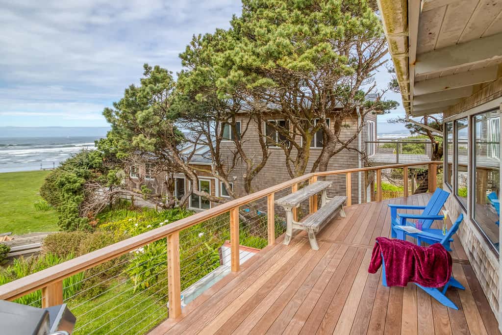 Oceanfront cottage with hot tub beach access fireplace and WiFi Dog friendly