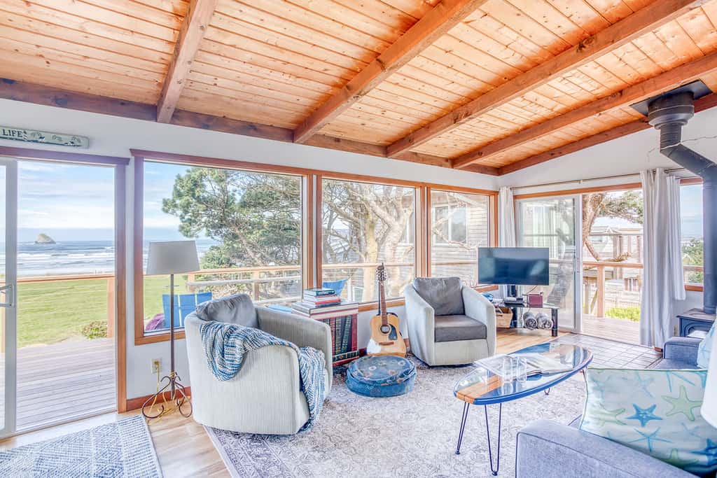 Oceanfront cottage with hot tub beach access fireplace and WiFi Dog friendly