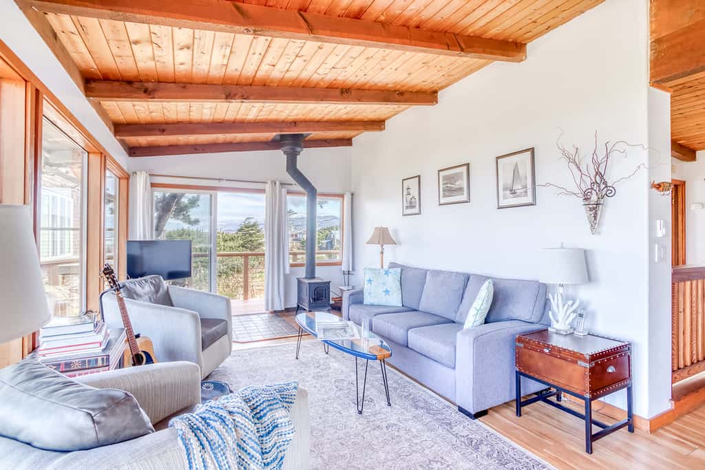 Oceanfront cottage with hot tub beach access fireplace and WiFi Dog friendly