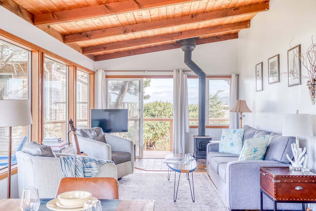 Oceanfront cottage with hot tub beach access fireplace and WiFi Dog friendly
