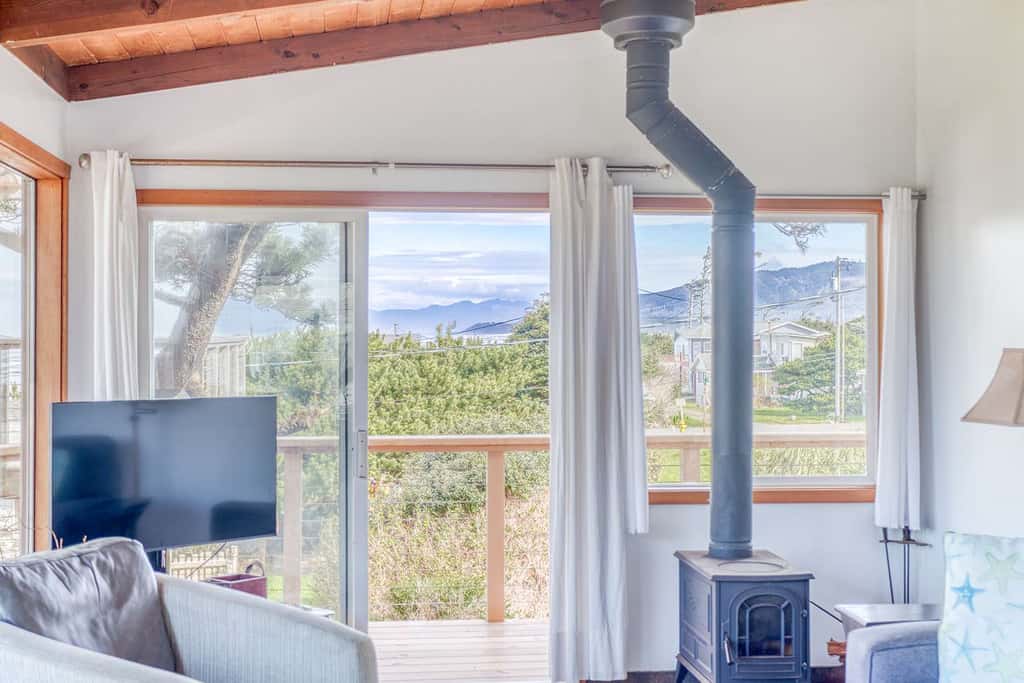 Oceanfront cottage with hot tub beach access fireplace and WiFi Dog friendly