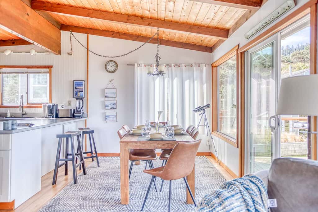 Oceanfront cottage with hot tub beach access fireplace and WiFi Dog friendly
