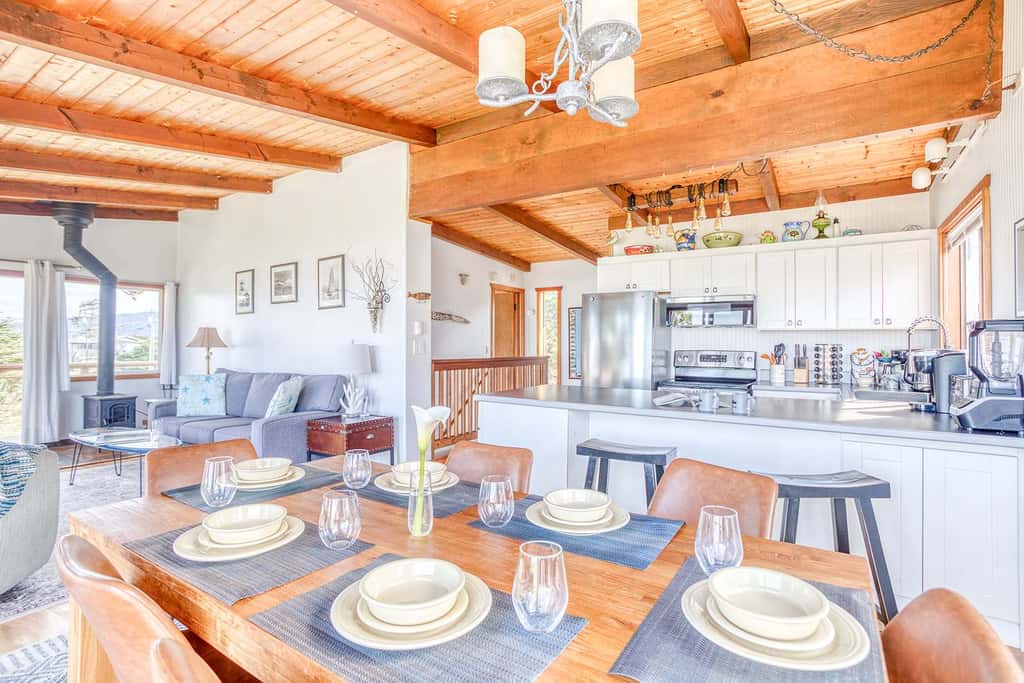 Oceanfront cottage with hot tub beach access fireplace and WiFi Dog friendly