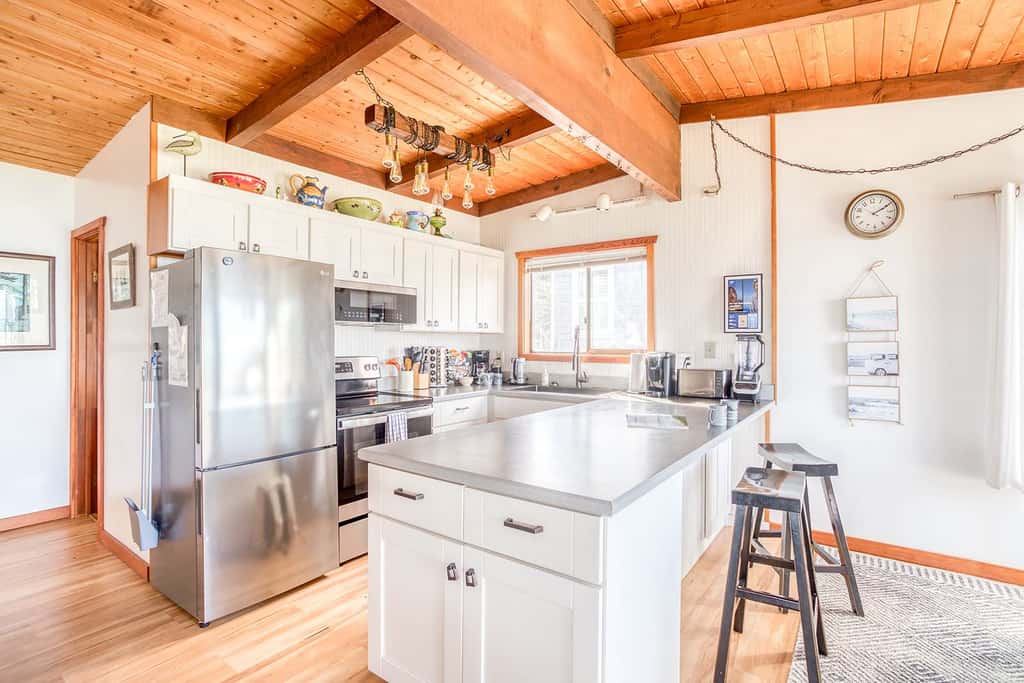 Oceanfront cottage with hot tub beach access fireplace and WiFi Dog friendly