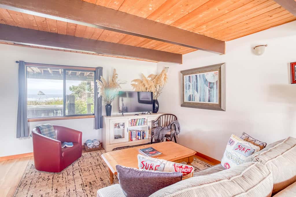 Oceanfront cottage with hot tub beach access fireplace and WiFi Dog friendly