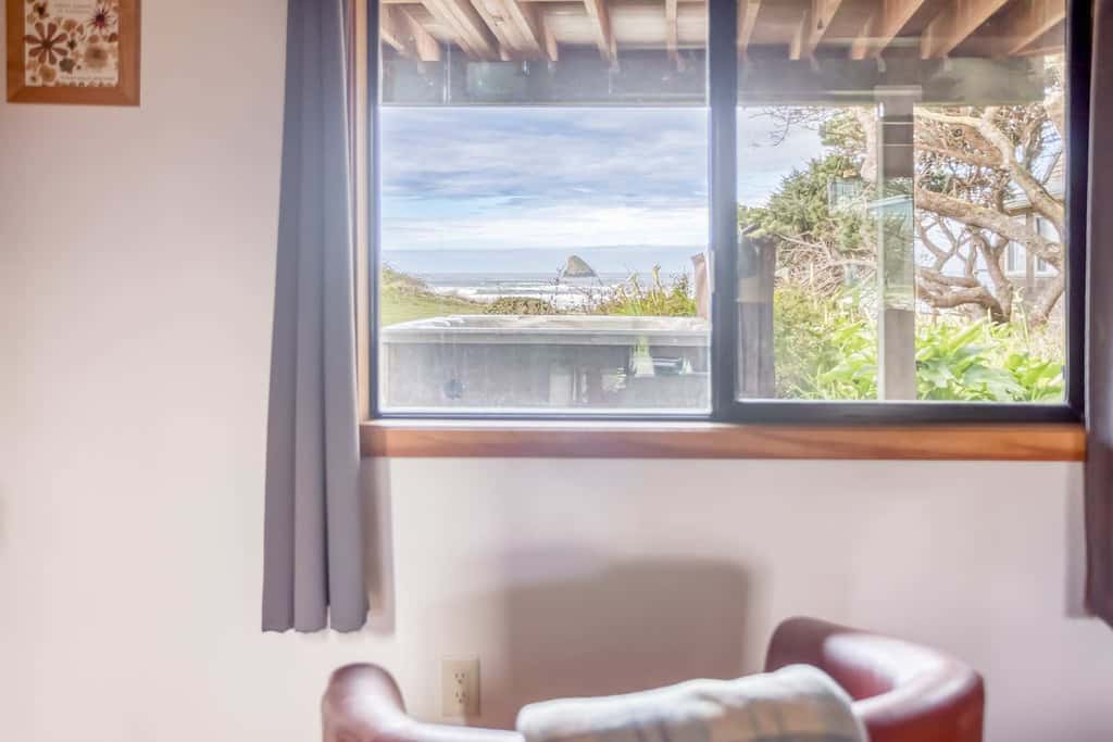 Oceanfront cottage with hot tub beach access fireplace and WiFi Dog friendly